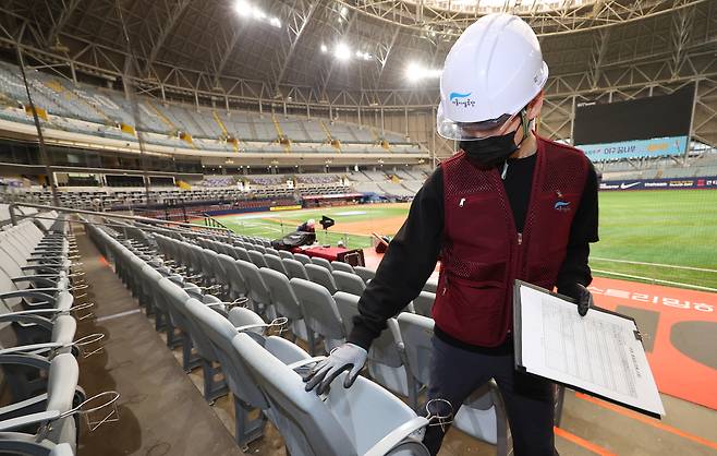 창원 NC파크 구조물 추락사고와 관련해 프로야구 10개 구단이 야구장 시설 긴급 점검에 나섰다. 사진은 지난 4월1일 서울 구로구 고척스카이돔에서 서울시설공단 관계자가 시설물 점검을 하고 있는 장면. 연합뉴스