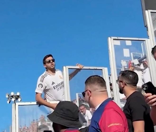 ▲ 야말에게 인종차별 발언을 하는 레알 팬 ⓒ바르샤 유니버셜