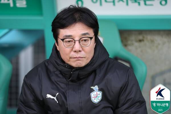 ▲ 황선홍 대전 하나시티즌 감독과 김기동 FC서울 감독. ⓒ한국프로축구연맹