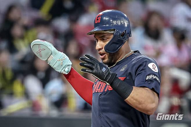 ▲ 3안타 맹타를 기록하며 공격의 활로를 뚫은 레이예스 ⓒ롯데자이언츠