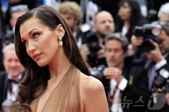 제77회 칸 국제영화제 레드카펫에 참석한 벨라 하디드 / AFP=뉴스1