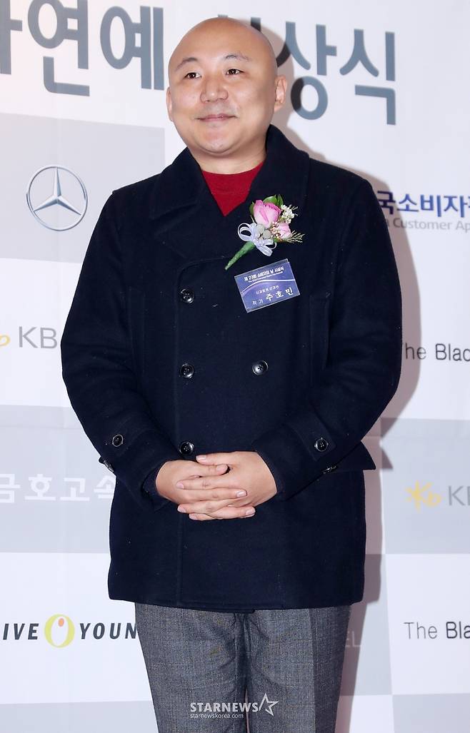 주호민 작가가 17일 오후 서울 중구 시청역 태평홀에서 진행된 '2018 제23회 소비자의 날 KCA 문화연예 시상식' 레드카펫에 참석해 포즈를 취하고 있다.