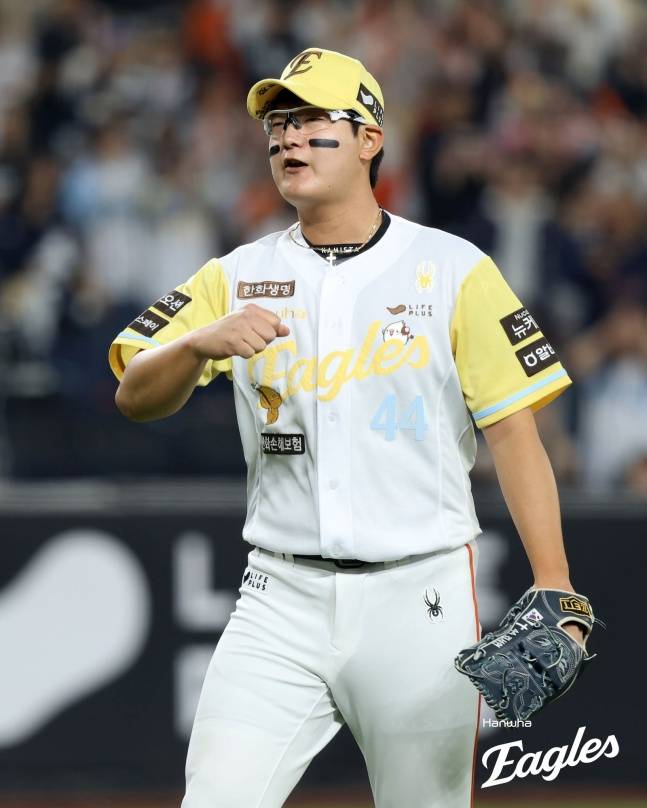 한화 마무리 김서현은 13일 대전 두산전에서 연장 10회를 무실점으로 막은 후 기뻐하고 있다. /사진=한화 이글스 제공