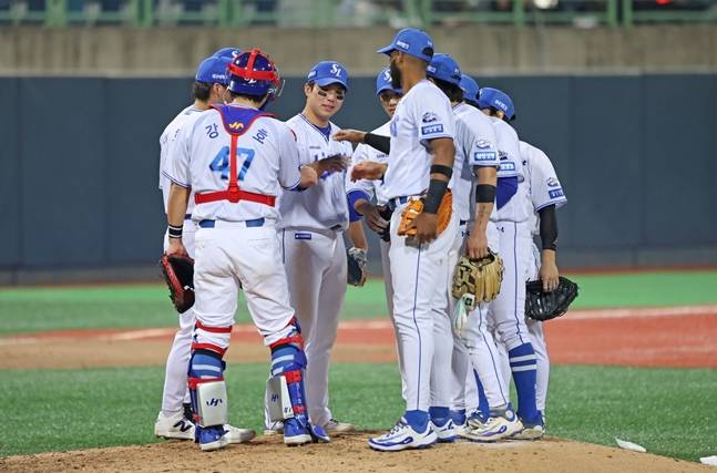 13일 경기를 승리한 삼성 선수단이 하이파이브를 하고 있다. /사진=삼성 라이온즈