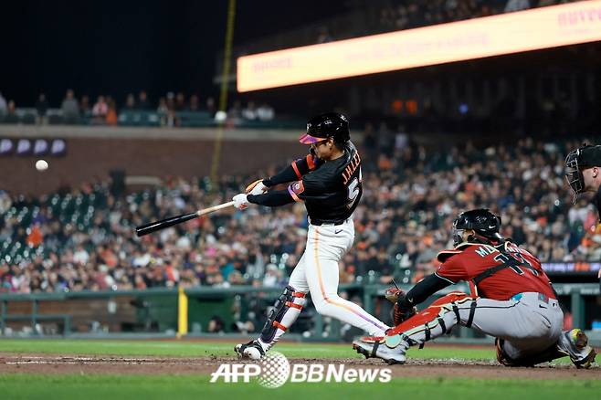 샌프란시스코 자이언츠 외야수 이정후가 14일(한국 시각) 애리조나 다이아몬드백스전에서 8회 스리런포를 때려내는 순간. /AFPBBNews=뉴스1