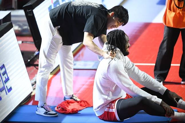 워니와 대화를 하고 있는 오재현(왼쪽). /사진=KBL