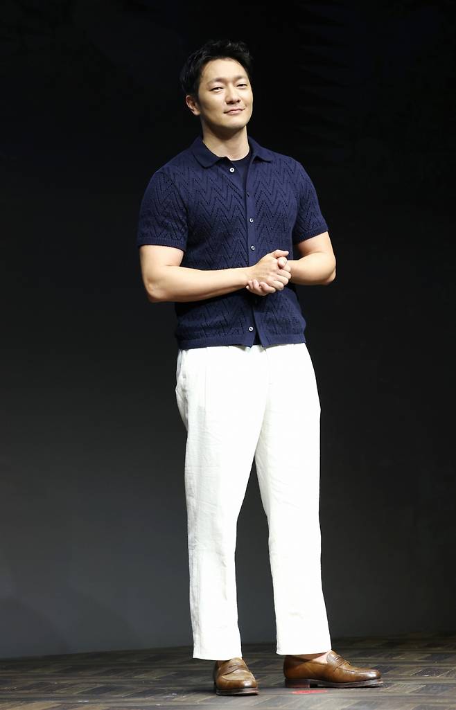 (서울=뉴스1) 권현진 기자 = 배우 손석구가 14일 서울 종로구 JW 메리어트 동대문 스퀘어 서울에서 열린 디즈니+ 오리지널 시리즈 '나인 퍼즐' 제작발표회에서 포즈를 취하고 있다.  '나인 퍼즐'은 10년 전, 미결 사건의 유일한 목격자이자 현직 프로파일러인 '이나'(김다미 분)와 그를 끝까지 용의자로 의심하는 강력팀 형사 '한샘'(손석구 분)이 의문의 퍼즐 조각과 함께 다시 시작된 연쇄살인 사건의 비밀을 파헤치는 추리 스릴러다. 2025.5.14/뉴스1  Copyright (C) 뉴스1. All rights reserved. 무단 전재 및 재배포,  AI학습 이용 금지. /사진=(서울=뉴스1) 권현진 기자