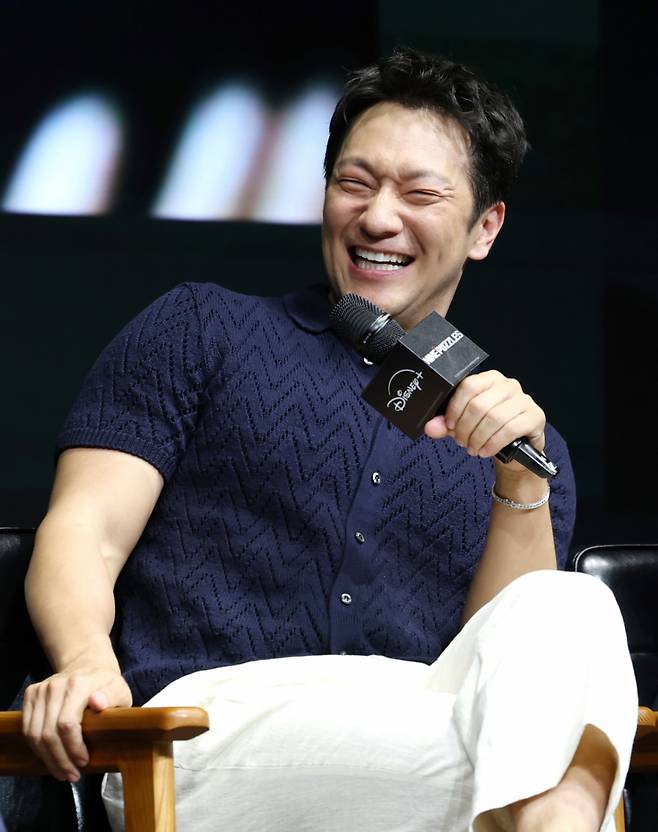 (서울=뉴스1) 권현진 기자 = 배우 손석구가 14일 서울 종로구 JW 메리어트 동대문 스퀘어 서울에서 열린 디즈니+ 오리지널 시리즈 '나인 퍼즐' 제작발표회에서 미소를 짓고 있다.  '나인 퍼즐'은 10년 전, 미결 사건의 유일한 목격자이자 현직 프로파일러인 '이나'(김다미 분)와 그를 끝까지 용의자로 의심하는 강력팀 형사 '한샘'(손석구 분)이 의문의 퍼즐 조각과 함께 다시 시작된 연쇄살인 사건의 비밀을 파헤치는 추리 스릴러다. 2025.5.14/뉴스1  Copyright (C) 뉴스1. All rights reserved. 무단 전재 및 재배포,  AI학습 이용 금지. /사진=(서울=뉴스1) 권현진 기자