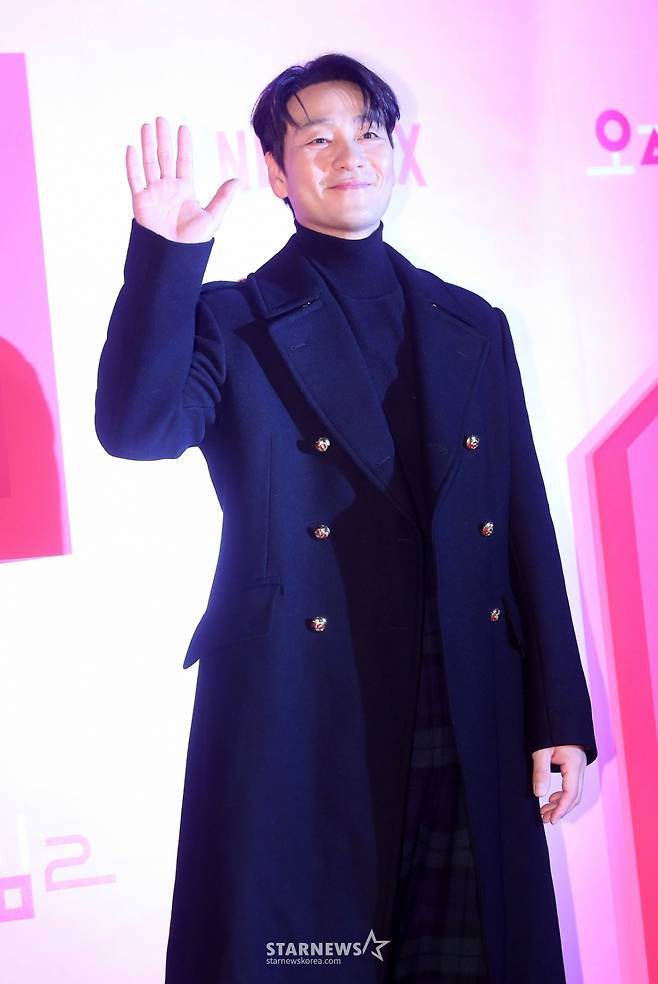배우 박해수가 9일 오후 서울 중구 동대문디자인플라자에서 진행된 넷플릭스 시리즈 '오징어 게임 시즌2' 핑크카펫에 참석해 포즈를 취하고 있다.  '오징어 게임 시즌2'는 복수를 다짐하고 다시 돌아와 게임에 참가하는 '기훈'(이정재)과 그를 맞이하는 '프론트맨'(이병헌)의 치열한 대결, 그리고 다시 시작되는 진짜 게임을 담은 이야기다. 오는 26일 공개. 2024.12.9 /사진=김창현 chmt@