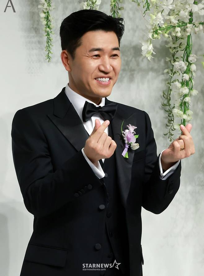 (서울=뉴스1) 김진환 기자 = 그룹 코요테의 김종민이 20일 오후 서울 중구 신라호텔 영빈관 에메랄드홀에서 열리는 결혼식 기자회견에 참석해 포즈를 취하고 있다.   김종민의 예비 신부는 11살 연하의 사업가로, 김종민이 공개한 애칭은 ‘히융’이다. 결혼식 1부 사회는 유재석, 2부는 조세호와 문세윤이 맡으며 축가는 이적과 린이 부를 예정이다. 2025.4.20/뉴스1  Copyright (C) 뉴스1. All rights reserved. 무단 전재 및 재배포,  AI학습 이용 금지. /사진=(서울=뉴스1) 김진환 기자