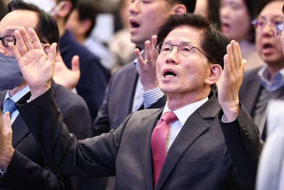 국민의힘 김문수 후보가 4월 13일 서울 온누리교회에서 열린 예배에 참석해 찬송가를 부르고 있다. 뉴스1