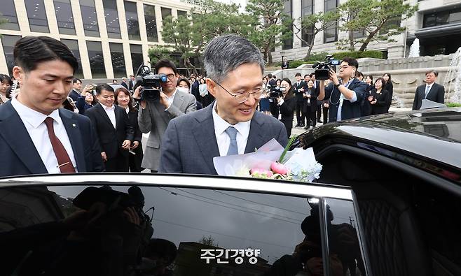 문형배 헌법재판소장 권한대행이 지난달 18일 서울 종로구 헌법재판소에서 열린 퇴임식을 마친 뒤 환송을 받으며 헌재를 나서고 있다. 권도현 기자