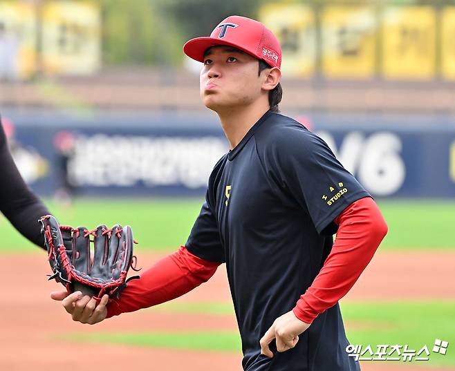 21일 오후 광주기아챔피언스필드에서 열리는 '2024 신한 SOL Bank KBO 한국시리즈' 삼성 라이온즈와 KIA 타이거즈의 1차전 경기, KIA 김도영이 훈련에 임하고 있다. 엑스포츠뉴스 DB