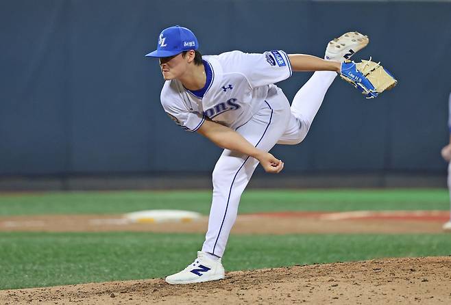 삼성 라이온즈 이호성이 13일 포항 KT 위즈전에 구원 등판해 투구하고 있다. 삼성 라이온즈