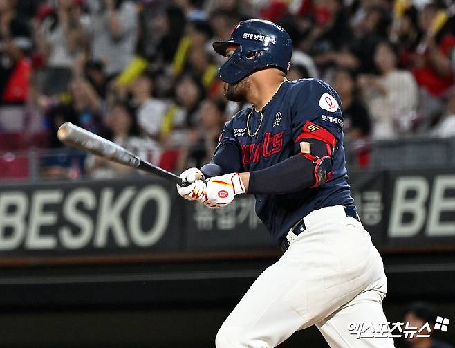 25일 오후 광주기아챔피언스필드에서 열린 '2024 신한 SOL Bank KBO리그' 롯데 자이언츠와 KIA 타이거즈의 경기, 7회초 1사 롯데 레이예스가 2루타를 날리고 있다. 엑스포츠뉴스 DB