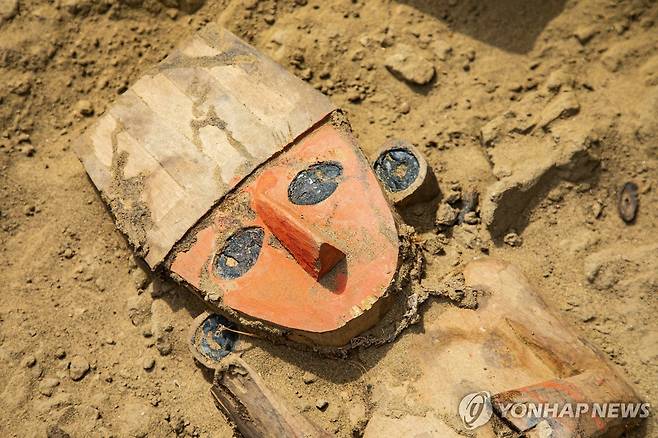 2022년 페루 찬찬 유적지에서 발굴된 목조 조각품 [페루 문화부 제공. EPA 연합뉴스 자료사진. 재판매 및 DB 금지]