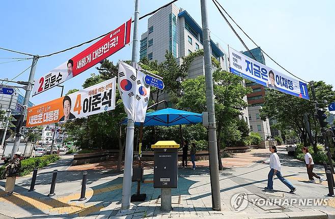 제21대 대선 선거운동 본격 시작 (서울=연합뉴스) 김도훈 기자 = 제21대 대통령선거 공식 선거운동 첫날인 12일 서울 성북구 성북경찰서 인근에 더불어민주당 이재명 후보, 국민의힘 김문수 후보, 개혁신당 이준석 후보의 현수막이 걸려 있다. 2025.5.14 superdoo82@yna.co.kr