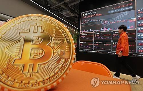 비트코인     (서울=연합뉴스) 서명곤 기자 = 서울 서초구 빗썸라운지 전광판에 비트코인 가격이 표시돼있다. 2025.4.10 seephoto@yna.co.kr