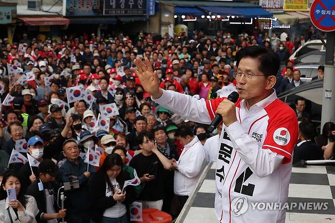 유세하는 김문수 후보 사진은 전날 부산 자갈치 시장에서 유세를 하는 국민의힘 김문수 대선 후보. 2025.5.13 [공동취재] pdj6635@yna.co.kr