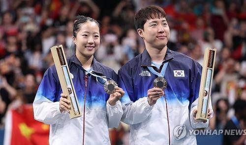 파리 올림픽 혼합복식 동메달을 딴 신유빈(왼쪽)과 임종훈 [연합뉴스 자료 사진]