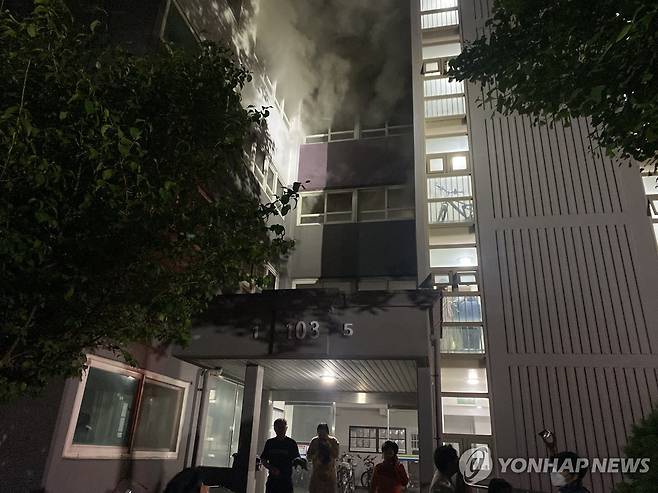대전 동구 아파트 화재 14일 0시 12분께 대전 동구 삼성동의 한 아파트 3층에서 불이 나 16분만에 꺼졌다. [대전 동부소방서 제공. 재판매 및 DB 금지]
