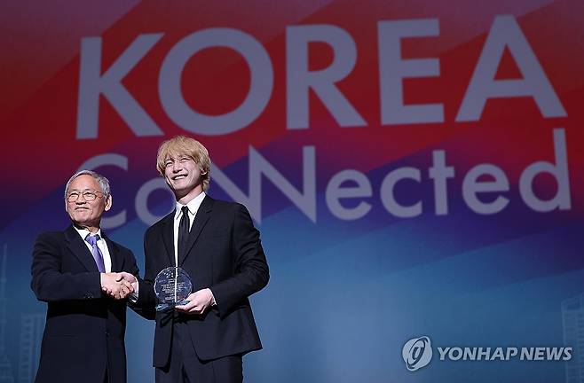 한국관광 명예홍보 대사 위촉식 (서울=연합뉴스) 유인촌 문화체육관광부 장관이 13일 ‘2025 오사카·간사이 세계 박람회 한국의 날’을 맞아 일본 오사카 유메시마 엑스포장 엑스포홀에서 열린 한국관광 명예홍보 대사 위촉식에서 배우 사카구치 켄타로에게 위촉패를 전달한 뒤 기념촬영을 하고 있다. 2025.5.13 [문화체육관광부 제공. 재판매 및 DB금지] photo@yna.co.kr