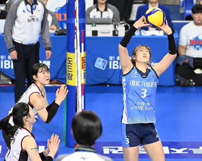 토스하는 IBK기업은행의 최연진(맨 오른쪽)  [한국배구연맹 제공. 재판매 및 DB 금지]