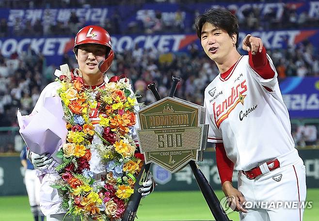 김광현과 기념촬영하는 ‘500홈런’ 최정 (인천=연합뉴스) 임순석 기자 = 13일 인천 SSG랜더스필드에서 열린 프로야구 2025 신한 SOL 뱅크 KBO리그 NC 다이노스와 SSG 랜더스의 경기. KBO 리그 최초 통산 500홈런을 달성한 SSG 최정이 김광현과 함께 기념 조형물 앞에서 기념 촬영하고 있다. 2025.5.13 soonseok02@yna.co.kr