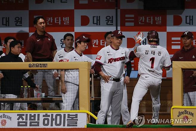 솔로 홈런 친 김태진 (서울=연합뉴스) 신현우 기자 = 9일 서울 고척스카이돔에서 열린 프로야구 2025 신한 SOL 뱅크 KBO리그 한화 이글스와 키움 히어로즈의 경기.
    4회말 선두 타자로 나선 키움 김태진이 솔로 홈런을 친 뒤 더그아웃에서 홍원기 감독의 축하를 받고 있다. 2025.5.9 nowwego@yna.co.kr