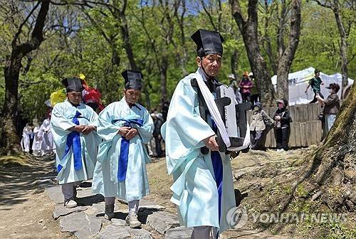 강릉단오제 시작 알리는 국사성황행차 (강릉=연합뉴스) 유형재 기자 = 12일 유네스코 인류무형문화유산인 강릉단오제의 주신을 강릉 시내로 모시는 국사성황행차가 대관령 일원에서 열리고 있다.
    국가무형유산인 천년 축제 강릉단오제 본 행사는 27일부터 6월 3일까지 강릉단오장 일원에서 열린다. 2025.5.12 
    yoo21@yna.co.kr (끝)