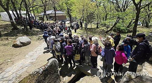 단오신주 기다리는 시민들 (강릉=연합뉴스) 유형재 기자 = 12일 백두대간 대관령 일원에서 열린 강릉단오제의 대관령산신제와 국사성황제를 찾은 시민들이 길게 줄을 서 단오신주 시음을 기다리고 있다.
    유네스코 인류무형문화유산인 강릉단오제 본 행사는 27일부터 6월 3일까지 강릉단오장 일원에서 열린다. 2025.5.12 
    yoo21@yna.co.kr (끝)