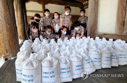 우리도 강릉단오제 알아요 (강릉=연합뉴스) 유형재 기자 = 22일 강원 강릉의 한 유치원 원생들이 강릉의 옛 관아인 칠사당에서 강릉단오제 신주미를 봉정하고 있다.
    시민들이 십시일반 보탠 신주미는 강릉단오제 때 각종 제례 등에 사용된다. 2023.5.22
    yoo21@yna.co.kr (끝)