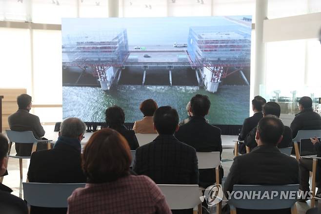 2022년 낙동강하굿둑 기수생태복원 성과보고회에 하굿둑이 개방된 모습 [연합뉴스 자료사진]