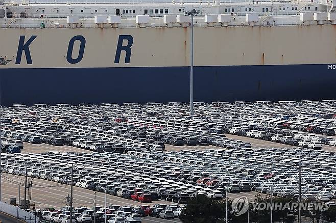 4월 대미수출 감소 (평택=연합뉴스) 홍기원 기자 = 21일 경기도 평택항에 수출용 자동차가 세워져 있다.
    21일 관세청에 따르면 이달 1∼20일까지 수출액은 339억 달러로 작년 같은 기간보다 5.2%(18억7천만 달러) 감소했다. 
    이달 20일까지 수출을 주요 10개 품목별로 보면 반도체(10.7%)는 증가했지만 승용차(-6.5%), 석유제품(-22.0%) 등 나머지 9개 품목은 모두 감소했다.
    주요 국가별로는 미국으로 수출이 14.3% 줄어 감소세가 두드러졌다. 2025.4.21 xanadu@yna.co.kr
