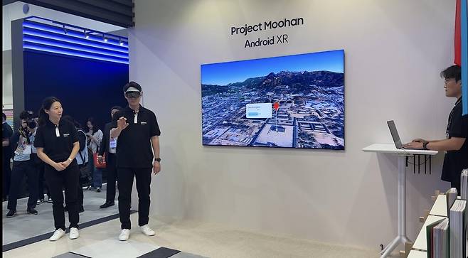 프로젝트 무한 속 구글지도로 본 경복궁 (오사카=연합뉴스) 차대운 기자 = 삼성전자 관계자가 13일 오사카 엑스포에서 열린 '우수 한국 상품전' 자사 부스에서 프로젝트 무한 헤드셋을 쓰고 구글 지도 속 경복궁 주변을 탐색하는 모습을 시연하고 있다. 2025.5.14
cha@yna.co.kr