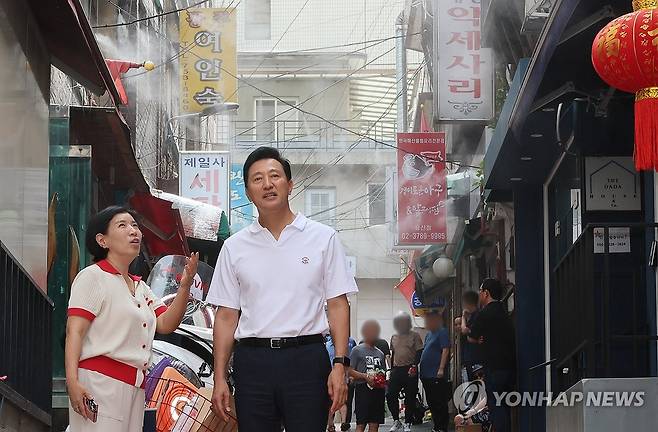 쪽방촌 쿨링포그 작동 상태 확인하는 오세훈 시장 (서울=연합뉴스) 이정훈 기자 = 오세훈 서울시장이 6일 서울 용산구 쪽방촌을 방문해 폭염대비 현장 점검을 하던 중 쿨링포그를 살펴보고 있다. 2024.8.6 uwg806@yna.co.kr