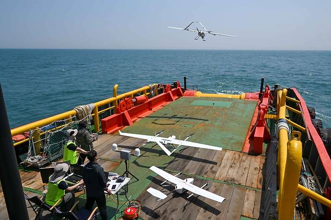 바지선에서 이륙하는 참치 어군 탐지용 드론 [해군 제공. DB 및 재판매 금지]