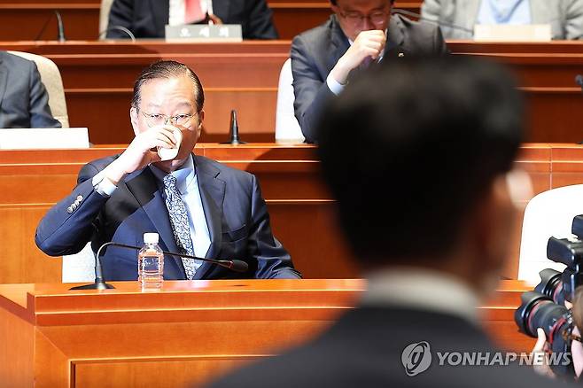 김문수 '작심발언' 들으며 굳은 표정 짓는 권영세 (서울=연합뉴스) 김주성 기자 = 국민의힘 권영세 비상대책위원장이 9일 서울 여의도 국회에서 열린 의원총회에서 김문수 대선 후보의 '작심 발언'을 들으며 굳은 표정을 짓고 있다. 2025.5.9 utzza@yna.co.kr