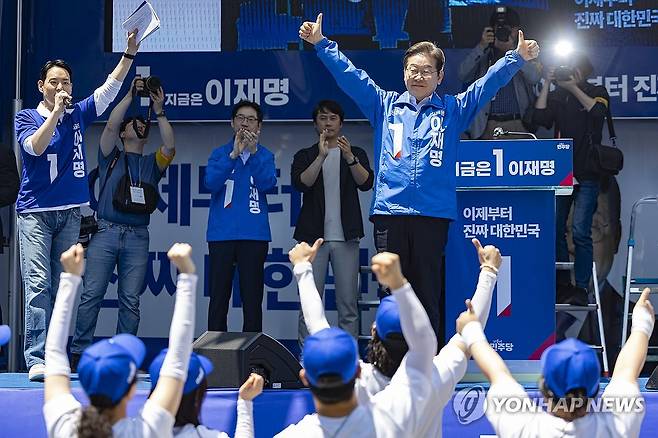 부산 유세에서 엄지 들어 보이는 이재명 후보 (부산=연합뉴스) 황광모 기자 = 더불어민주당 이재명 대선후보가 14일 부산 부산진구 서면에서 열린 유세에 도착해 단상에 오른 뒤 엄지를 들어 보이며 인사하고 있다. 2025.5.14 hkmpooh@yna.co.kr