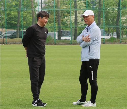 조성용 코치와 김태완 감독 [천안시티FC 제공. 재판매 및 DB 금지]