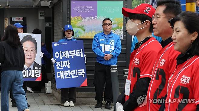출근길 선거운동 (서울=연합뉴스) 이진욱 기자 = 제21대 대통령 공식 선거운동 둘째 날인 13일 서울 서대문구 한 거리에서 기호 1번 더불어민주당 이재명, 2번 국민의힘 김문수 후보 선거운동원들이 시민들에게 인사하고 있다. 2025.5.13 cityboy@yna.co.kr