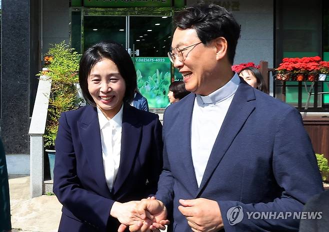 조영대 신부 만난 김혜경 여사 (광주=연합뉴스) 정다움 기자 = 더불어민주당 이재명 대선 후보의 배우자 김혜경 여사가 14일 오후 광주 남구 봉선동 사회복지시설인 소화자매원에서 조영대 신부와 인사를 나누고 있다. 김 여사는 이날 오전 광주 남구 노대동 빛고을노인건강타운에서 배식 자원봉사활동을 한 뒤 오월어머니집에서 오월어머니들과 면담했다. 2025.5.14 daum@yna.co.kr