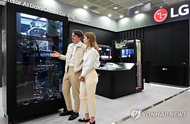 LG전자, '데이터센터월드 2025' 참가 (서울=연합뉴스) LG전자가 14일부터 17일까지(현지시간) 미국 워싱턴 DC에서 열리는 '데이터센터월드 2025'에 처음 참가한다고 13일 밝혔다. 모델이 HVAC 기술력을 기반으로 개발한 액체냉각 솔루션을 소개하고 있다. 2025.4.13 [LG전자 제공. 재판매 및 DB 금지] photo@yna.co.kr