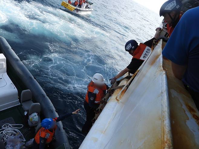 중국 해경으로부터 구조된 선원 인계받는 제주해경 [제주지방해양경찰청 제공. 재판매 및 DB 금지]