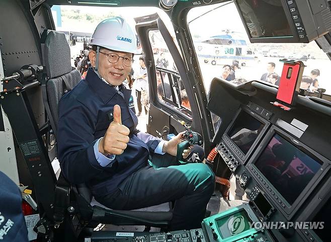 산림청 헬기에 탑승한 김문수 후보 (사천=연합뉴스) 박동주 기자 = 국민의힘 김문수 대선 후보가 14일 경남 사천시 한국항공서비스를 방문해 산림청 헬기에 탑승하고 있다. 2025.5.14 [공동취재] pdj6635@yna.co.kr