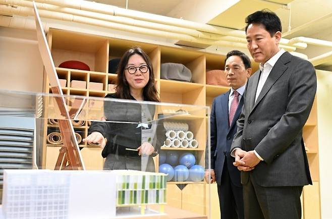 '건축기행' 나선 오세훈 시장 (서울=연합뉴스) '건축기행'에 나선 오세훈 서울시장이 14일 '2024년 건축상(최우수상)'을 받은 강남구웰에이징센터 박현진 건축가로부터 설명을 듣고 있다. 2025.5.14 [서울시 제공. 재판매 및 DB 금지]