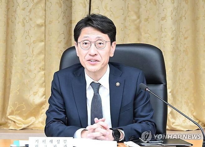 제18차 경제교육관리위원회 (서울=연합뉴스) 김윤상 기획재정부 차관이 14일 서울 중구 예금보험공사에서 열린 '제18차 경제교육관리위원회'에서 모두발언을 하고 있다. 2025.5.14 [기획재정부 제공. 재판매 및 DB 금지] photo@yna.co.kr