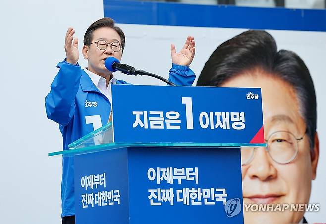 이재명 후보, 창원서 지지 호소 (창원=연합뉴스) 황광모 기자 = 더불어민주당 이재명 대선 후보가 14일 경남 창원시 상남분수광장에서 열린 집중 유세에서 지지를 호소하고 있다. 2025.5.14 [공동취재] hkmpooh@yna.co.kr