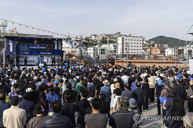 통영 유세에서 연설하는 이재명 후보 (통영=연합뉴스) 황광모 기자 = 더불어민주당 이재명 대선후보가 14일 경남 통영시 강구안 문화마당에서 열린 유세에 참석해 지지를 호소하는 연설을 하고 있다. 2025.5.14 hkmpooh@yna.co.kr