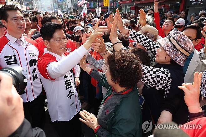 지지자들과 인사하는 김문수 후보 (진주=연합뉴스) 박동주 기자 = 국민의힘 김문수 대선 후보가 14일 경남 진주시 진주광미사거리에서 유세를 하기전 지지자들과 인사하고 있다. 2025.5.14 [공동취재] pdj6635@yna.co.kr